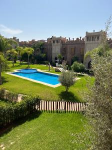 马拉喀什Villa Riad Lana的享有带游泳池的庭院景致