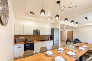 斯克拉斯卡波伦巴Balasana - dom na wyłączność的厨房以及带木桌和椅子的用餐室。