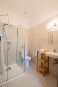 斯克拉斯卡波伦巴Balasana - dom na wyłączność的带淋浴、卫生间和盥洗盆的浴室