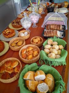 卡皮托利乌Pousada Viver Capitólio的一张桌子,上面有不同种类的面包篮子
