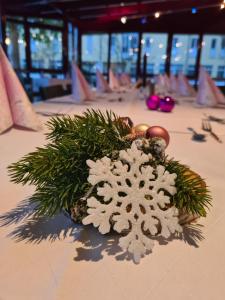 柯尼希斯布伦皇冠酒店的一张桌子,上面有白色的植物和球
