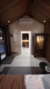 诺基亚Guesthouse with sauna & hot tub的享有带一张床和走廊的客房的景色
