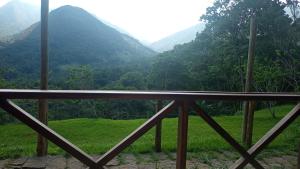 帕拉蒂Pousada Vereda Tropical的享有山谷的背景山景。