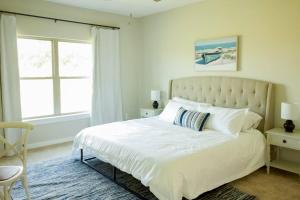 弗利Charming Brand New Home in Foley的卧室配有一张大白色床和窗户