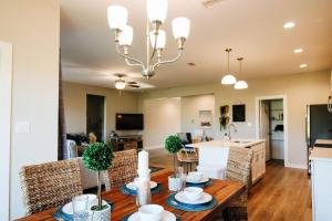 弗利Charming Brand New Home in Foley的用餐室以及带桌椅的起居室。