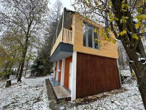 Moravský BerounTiny house v Moravském Berouně的带阳台的小房子