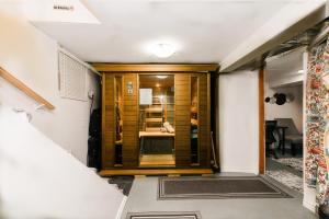 埃德蒙顿Quaint & Cozy Accommodation的走廊,门通往房间