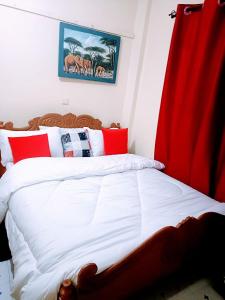 Meru@princess Dee的一间卧室配有一张带红色窗帘的大床