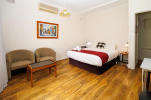 开普敦杰维斯BIG4 Cape Jervis Accommodation & Caravan Park的卧室配有1张床、1张桌子和1把椅子
