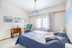 普哈圣山Lucky Lodge的一间卧室配有蓝色的床和一张书桌