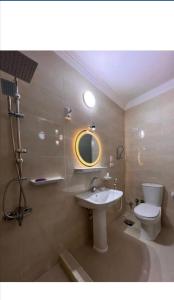 埃兹贝特pyravista的一间带水槽、卫生间和镜子的浴室