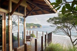 托拉Mukul Resort的海景海滨别墅