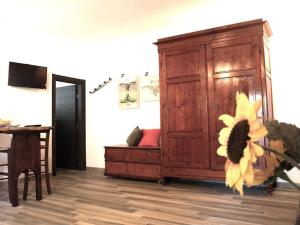 比森齐奥营MARCONI DEPENDANCE的客厅配有床和木柜
