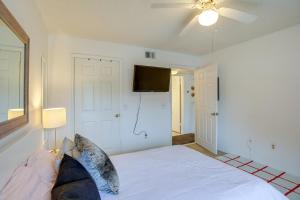 克利尔沃特Clearwater Condo with Community Pool Access的一间卧室配有一张床和一台平面电视