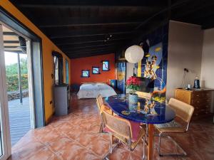 洛斯·亚诺斯·德·阿里丹Casa Mosaico, sunset and garden的一间带桌椅的房间和一间卧室