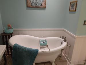 纳什维尔Betty Lous Garden的带浴缸的浴室和电话