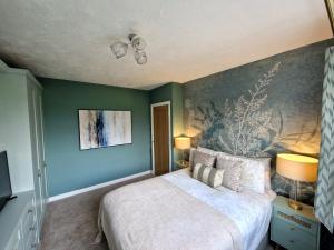 Boston SpaShirley's Place的一间卧室配有一张壁画床