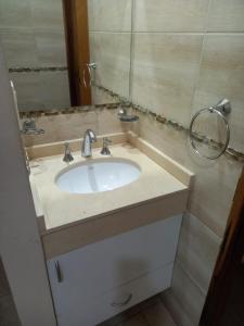 圣地亚哥-德尔埃斯特罗ALOJAMIENTO NORTE SGO的一间带水槽和镜子的浴室