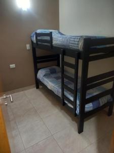 圣地亚哥-德尔埃斯特罗ALOJAMIENTO NORTE SGO的客房内的两张双层床