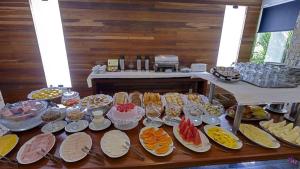里约热内卢安特拉玛赫斯酒店的一张桌子,上面放着许多不同类型的食物