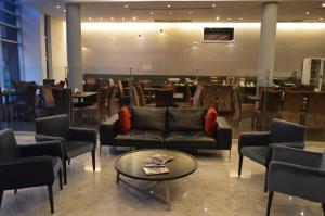 布宜诺斯艾利斯Hotel BA Abasto的餐厅内带沙发和桌子的等候室