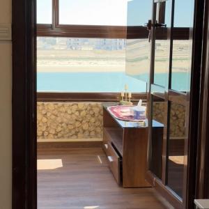 阿尔科兰منتجع اووه يامال البحري في الخيران OOh Yaa Mal的一间带水槽和大窗户的浴室