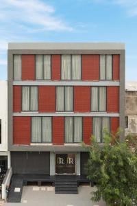 斋浦尔Royal Rawal - Luxury Boutique Hotel的一座高大的红色建筑,窗户在里面