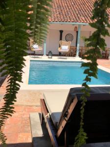 瓜杜阿斯Camino a Santa Fe的房屋旁的游泳池配有桌椅