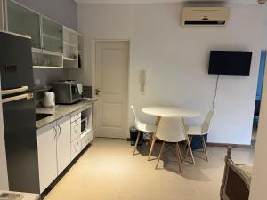 科连特斯Departamento céntrico con cochera - Corrientes Capital的厨房配有桌椅