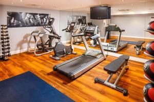 卡迪夫加的夫丽笙酒店的健身房设有跑步机和有氧运动器材