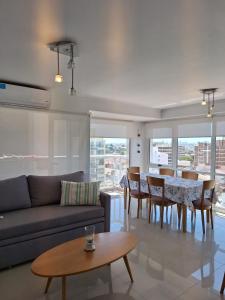 马德普拉塔埃迪菲西奥胡安娜玛尔公寓的客厅配有沙发和桌椅
