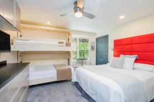 特柳赖德Mountainside Inn 419-21 Hotel Room的一间卧室设有两张床和红色床头板