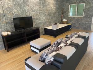 阿皮亚Aunty Fou's Home - Vaivase的一间带四张沙发和一台电视的客厅