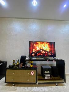 卡萨布兰卡Appartement de lux的壁炉旁的电视