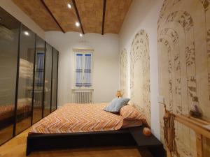 罗马Casa Menna的一间卧室设有一张床和玻璃墙