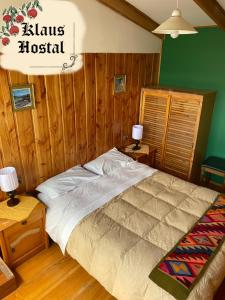 普孔Hostal Klaus的一间卧室配有一张床和两张带台灯的床头柜。