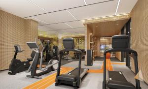 花都广州白云机场西希尔顿惠庭酒店的健身房设有跑步机和椭圆机