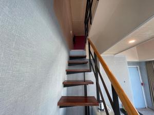 釜山艾丽西亚精品酒店的房屋的楼梯,有木台阶