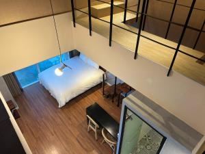 釜山艾丽西亚精品酒店的卧室享有高空美景,配有双层床