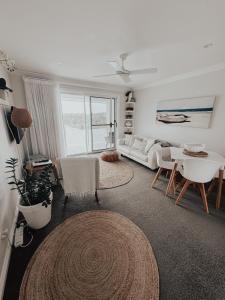 科夫斯港Diggers Beach Villa Coffs Harbour的客厅配有沙发和桌子