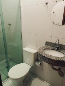 邦热苏斯-达拉帕Hotel e Lanchonete Bom Gosto的一间带卫生间和水槽的浴室