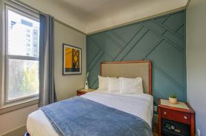 旧金山拉姆酒店的一间卧室设有一张大床和一个窗户。
