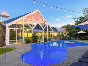 巴瑟尔顿Broadwater Resort WA Tourism Awards 2022 Gold Winner的房屋前的游泳池