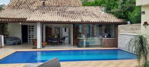 伊泰帕瓦Casa de Campo - Vista da montanha的别墅前设有游泳池