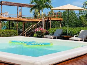 巴尔Hotel Playa Scondida的一个带充气泳池
