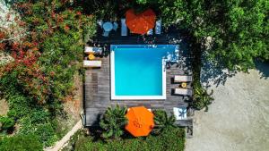 巴尔Hotel Playa Scondida Baru的享有带橘子伞的游泳池的顶部景致