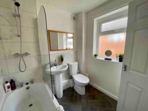 桑德兰Sunderland 2 bed easy access to whole city的浴室配有卫生间、盥洗盆和浴缸。