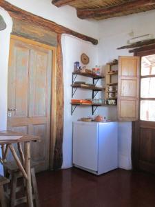 蒂尔卡拉La Calabaza Cabaña的厨房配有白色冰箱和门