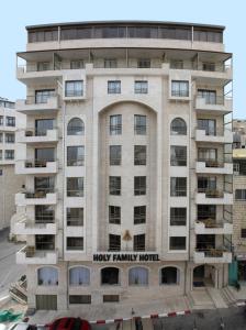 伯利恒圣家酒店的一座建筑上是一间家庭旅馆