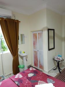 加央Heal Inn Roomstay - Islam Guest的客房内设有带卫生间和盥洗盆的浴室